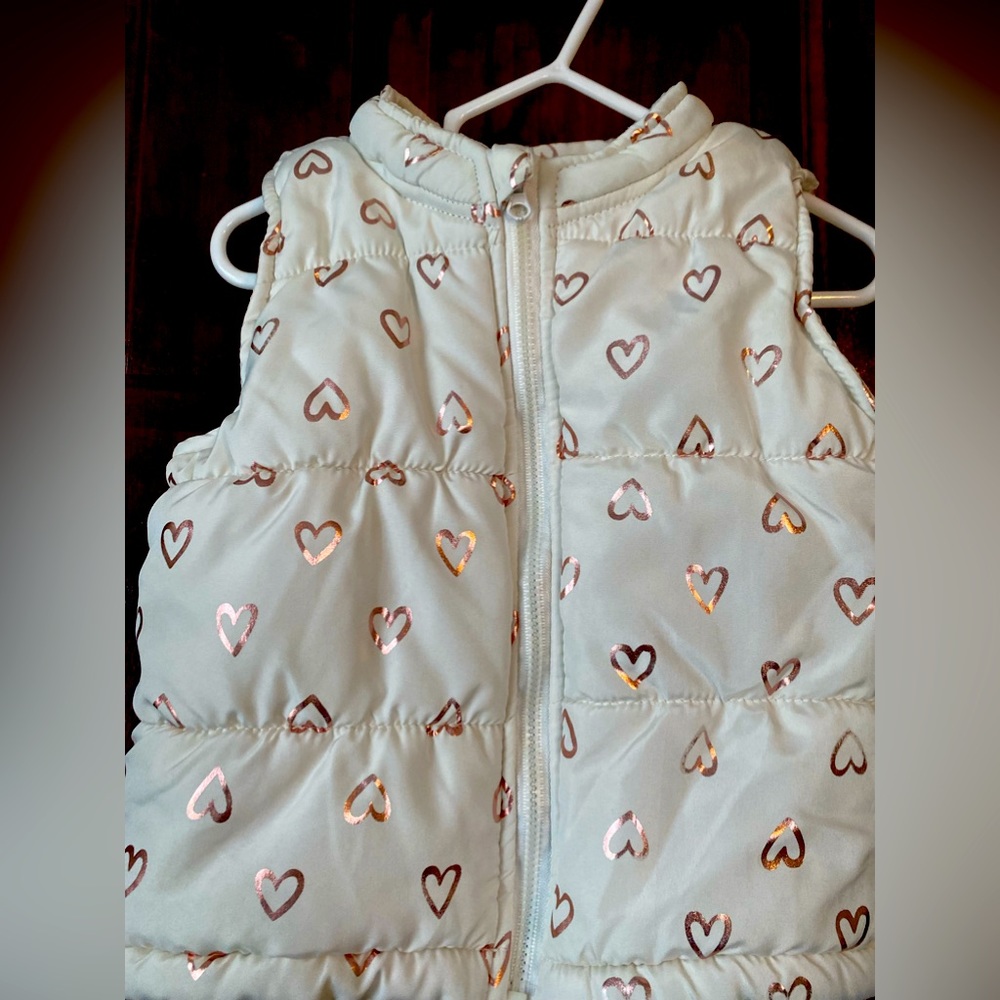 Adorable cream puffer vest with pink metallic hearts 🌸